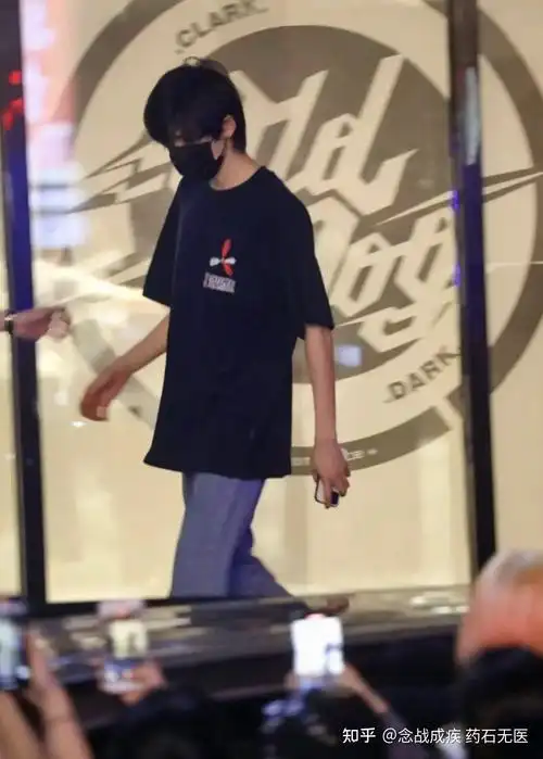 想要宋亚轩的全身照最好的是在练习室里的有吗