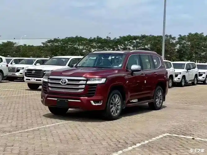 2023款丰田酷路泽4600中控台换成了具有磨砂手感的金属板件,增强了