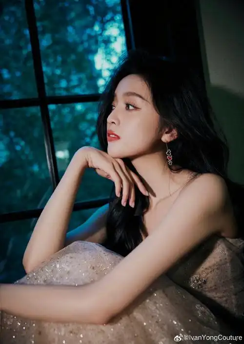 丝绸之路电影节##吴宣仪##高级定制##最仙礼服##礼服婚纱款式##眯星