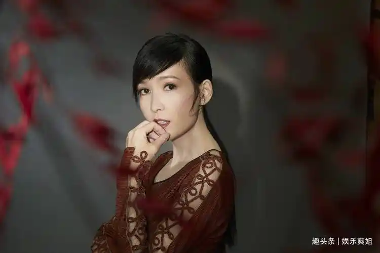 54岁周慧敏罕见露面,现身小县城参加商演捞金,被曝老态明显_玉女_演出