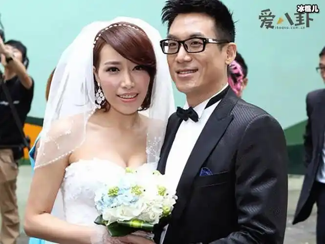 金池与老公结婚照金池和她的老公孙建文,2人是在她参加好声音之前就在