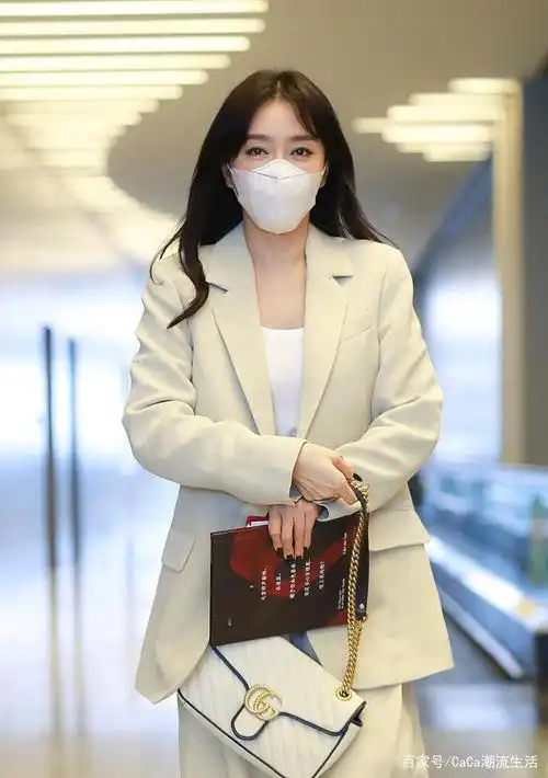 秦岚穿职业装优雅时髦获粉丝送礼表情可爱