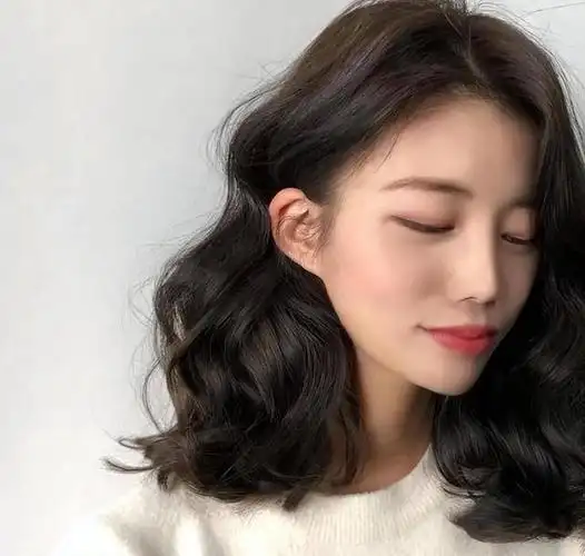 40岁女人尽量少留长发,烫小卷,今年这3种发型特火,洋气还减龄