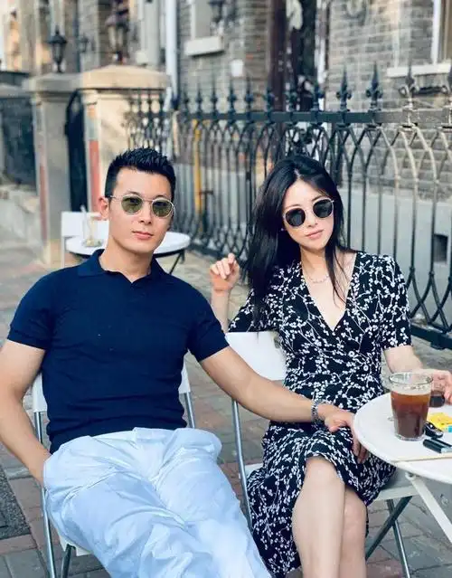 朱珠和老公喝下午茶!穿搭时髦自带高级感,这气场一般人作不出来