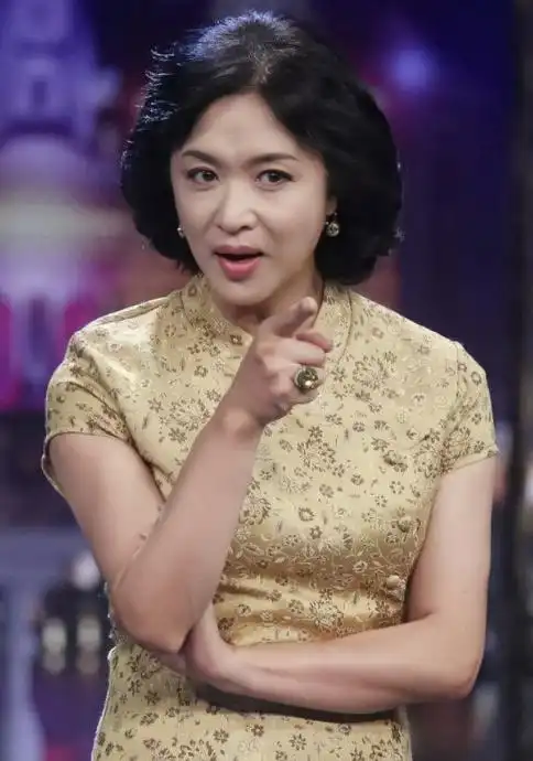 金星是一位从男到女,从娶妻到嫁人的女性.她的人生充满传奇色彩!