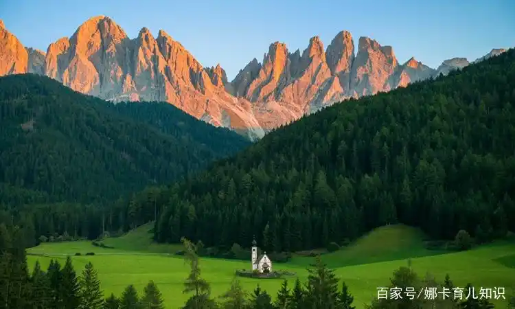 图中的山景动人心魄,奇峰耸立,有一种独特的魅力!