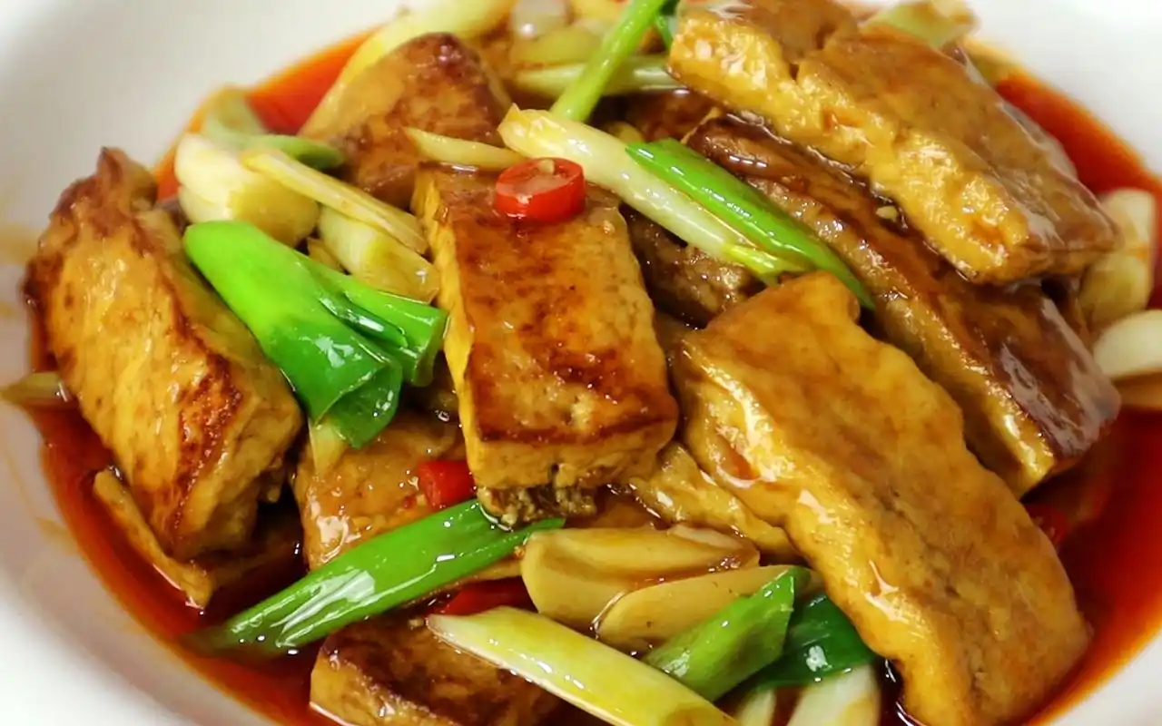 葱烧豆腐最好吃的做法,香嫩入味,做法简单,比吃肉还过瘾
