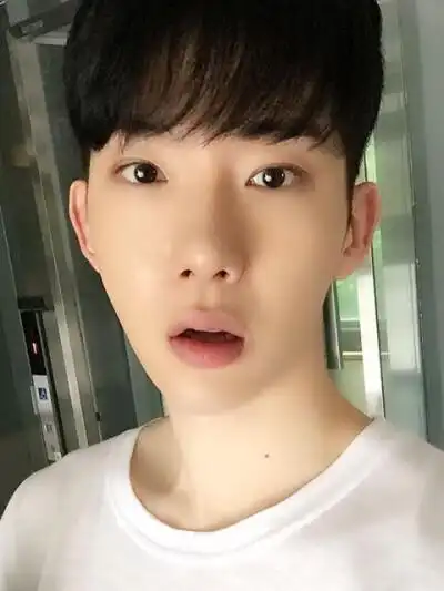 赵权ins 又开始卖萌了