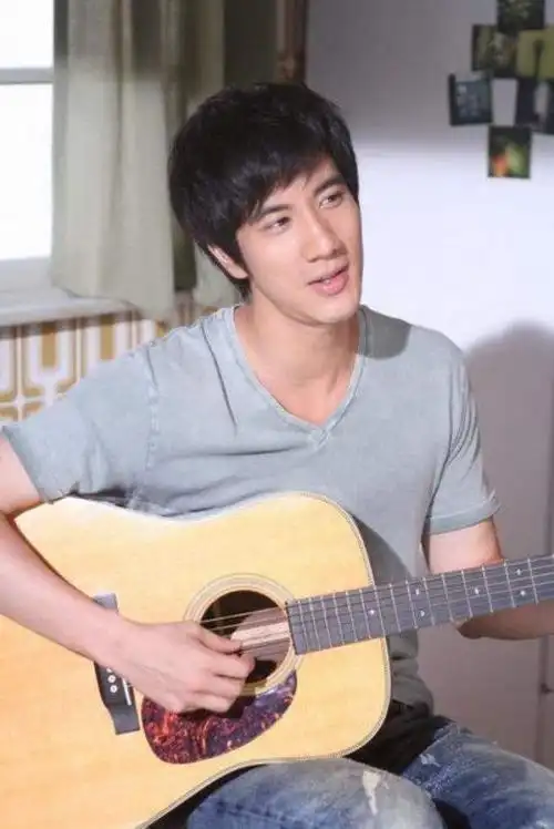 我想三人当中最出名的应该就是王力宏了,出道早,也年长比李治廷大11岁