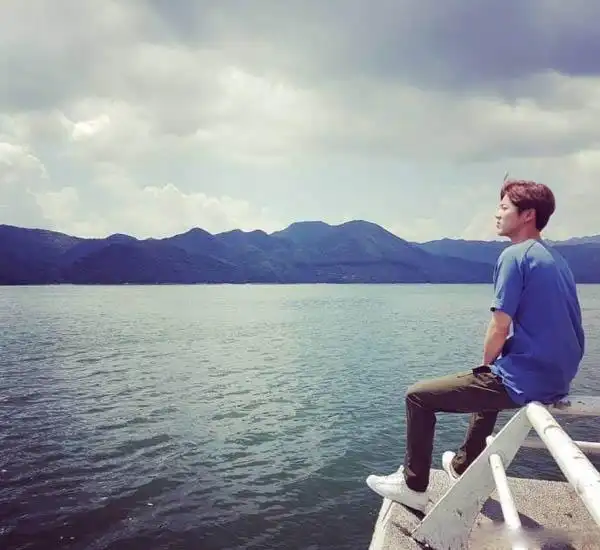 鹿晗晒最新自拍照 清爽帅气邀你一起看海