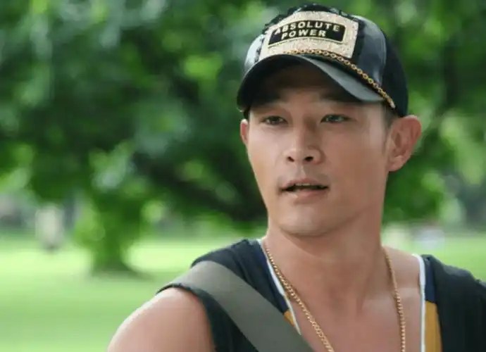 48岁黄维德近照曝光,留长发蓄胡子显成熟,书生气不再变大叔?