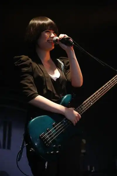 图文苏打绿香港演唱会馨仪造型帅气笑容甜美