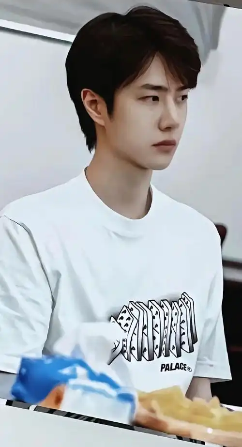 王一博 #治愈系笑容 #一眼沦陷 #这谁顶得住啊 #氛围感 - 抖音