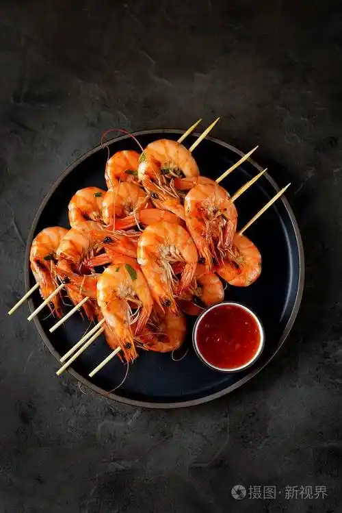 木制串子上的大烤虾虾串上面的风景复制空间