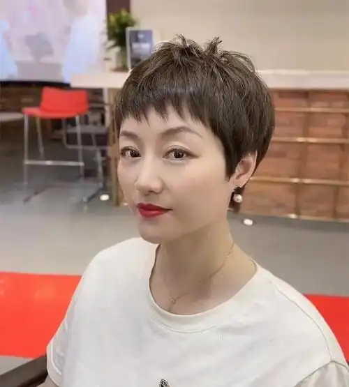 女55岁不显老的发型(五十岁女人留什么发型显年轻)(1)