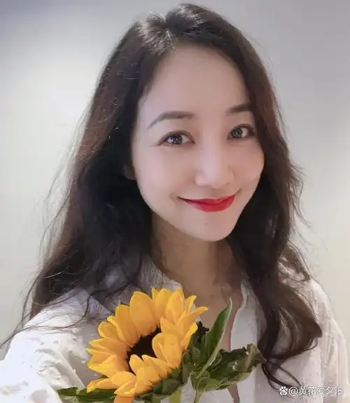 40岁韩雪国外被偶遇,素颜与上妆差别大,网友:认脸完全没认出来