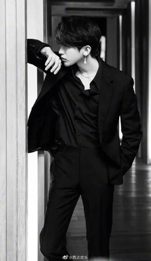 蔡徐坤all black造型机场