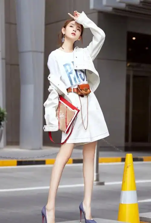 陈瑶拿"洗衣粉桶"出席活动,还装了一瓶"红酒",咋那么会玩?