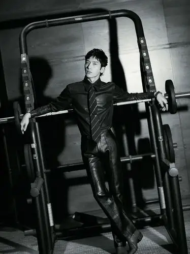 井柏然图片井柏然皮衣时尚个性写真图片