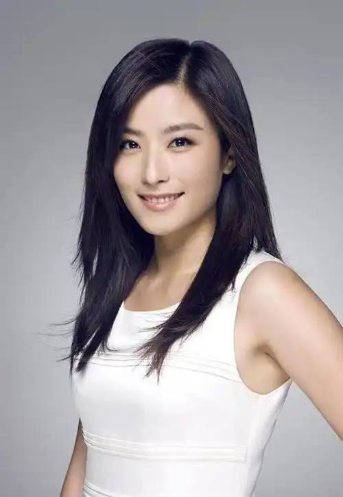 主持人询问徐百慧对哪种类型的男性感兴趣,她提到周