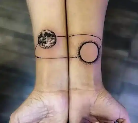 一组国外非常火的"情侣纹身",网友:如果分手了咋办?