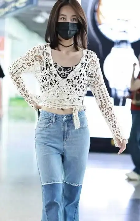 蓝盈莹上身穿白色镂空长袖衫,下身搭配蓝色紧身牛仔裤,秀出纤细的腰部