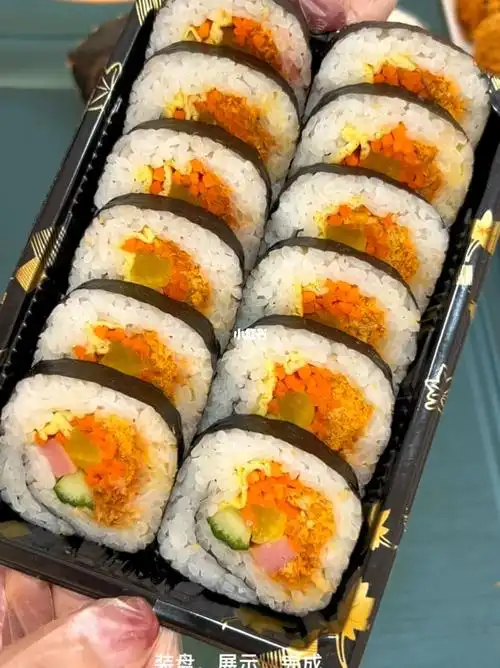 热门  寿司入门基础款教程来了,花几分钟就能做出美味又好看的寿司卷