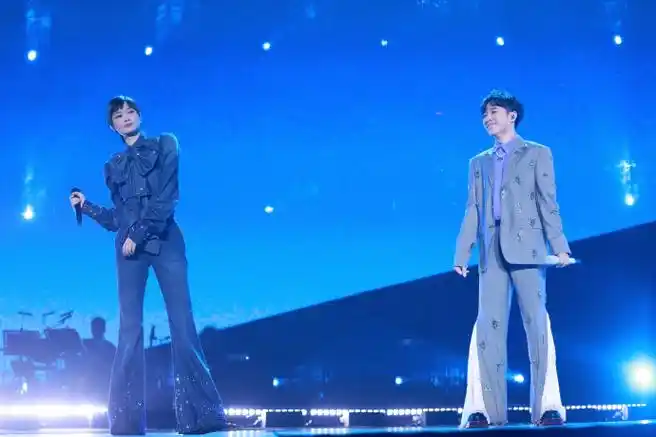 李宇春成都演唱会##李宇春吴青峰合唱小情歌