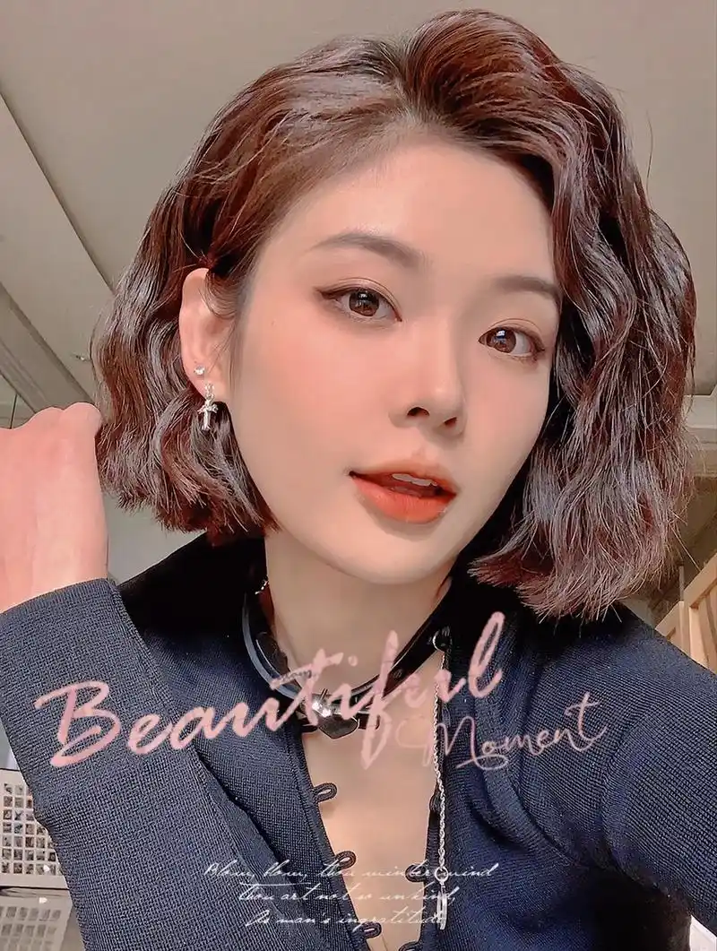 秋款中长发(入秋的小卷发)入秋短款造型烫发是一种时尚发型,它 - 抖音