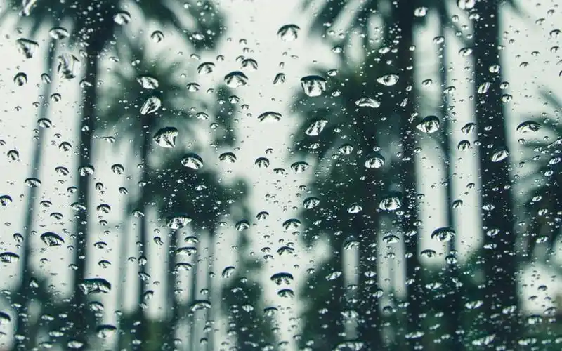 玻璃窗上的水滴唯美意境图片桌面壁纸