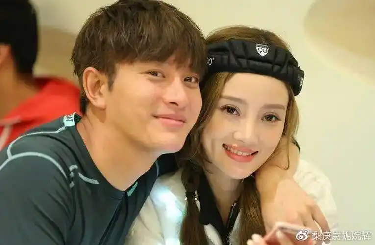 李小璐与男友人相约滑雪动作亲密引热议男方霸气回应有深意