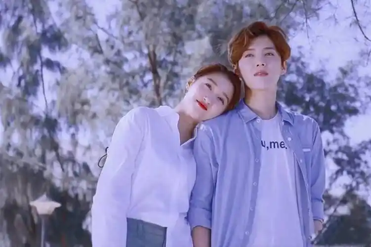 鹿晗关晓彤再上热搜,辟谣领证传闻,捐款助力甘肃灾区_社会_网友_明星