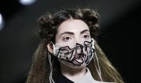 防疫护目镜走上时尚舞台口罩成潮流单品丝袜优雅升级