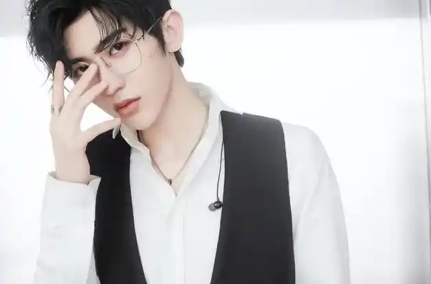 蔡徐坤发新写真即将出新歌,意图全面复出,为翻红不择手段去媚粉|杨颖