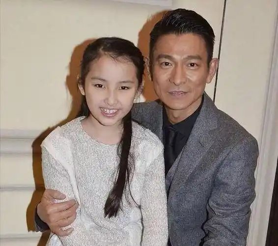 "家教严格"刘德华,11岁女儿没手机没社交账号,亲自督促写作业_孩子