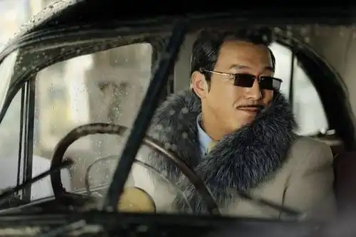 谍战大戏《锋刃》今晚登陆上海电视剧频道,"影帝"黄渤化身多面间谍