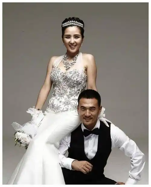 何洁揭秘感情长征:婚变真相大曝光,释小龙背后的隐秘揭秘!