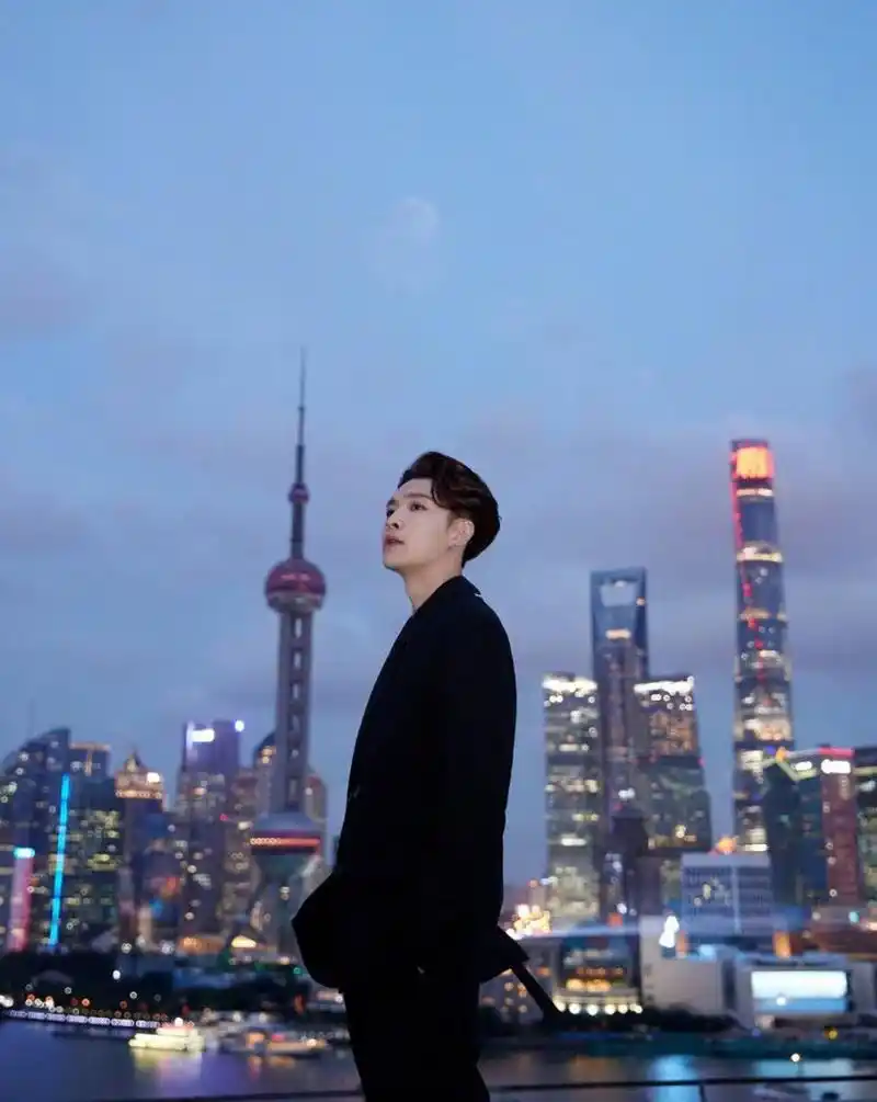 张艺兴#作为代言人亮相valentino 2021春夏秀场.