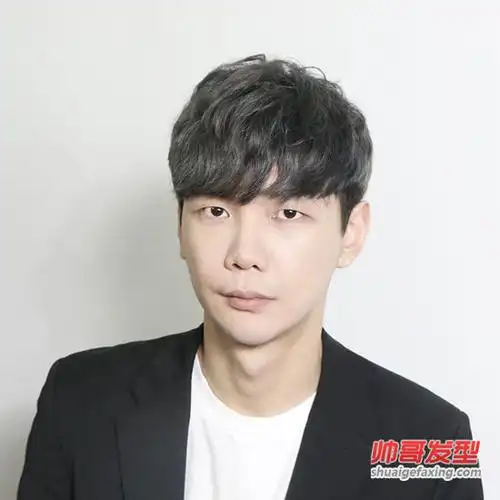 男生潮发型之微卷发型 齐刘海微卷烫发图片-纹理烫发型-帅哥发型网