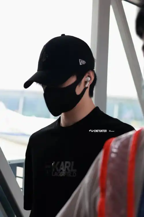 刘耀文出发北京路透##刘耀文黑t造型