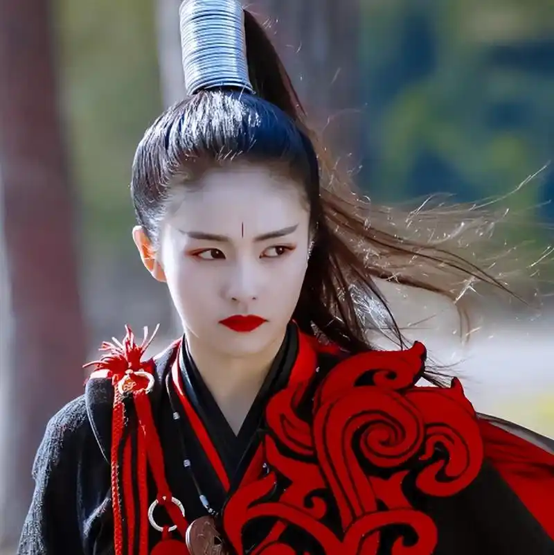 古装武侠剧中,侠女们高马尾英姿飒爽,展现家国大义!