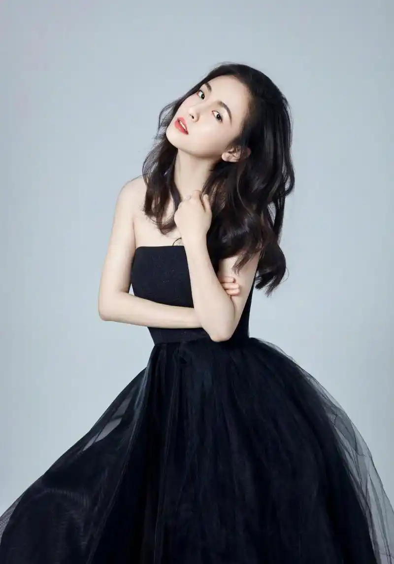 吴倩释出一组520心动画报 一袭黑色抹胸礼服,勾勒曼妙身姿,裙摆飘逸