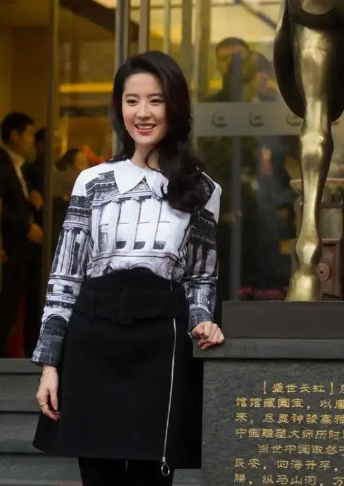 刘亦菲长相高级,温婉五官配大波浪,穿现代装也有"小龙女"气质