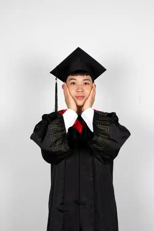 大学生毕业穿学士服毕业照