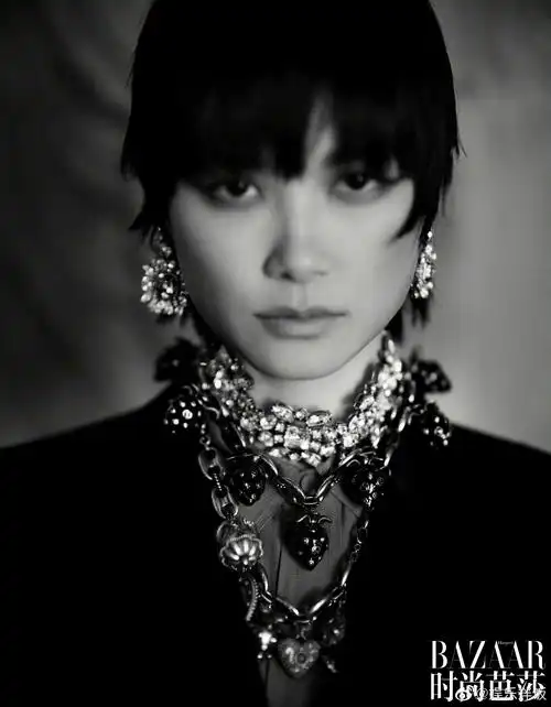 李宇春时尚芭莎七月刊封面来啦复古时尚感扑面而来