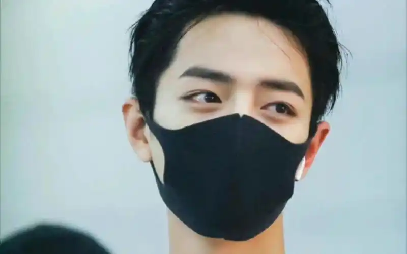 【肖战】肖战机场神图,大背头yyds