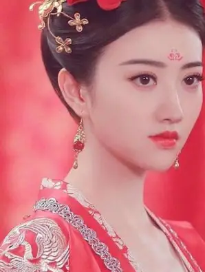 天蝎座的专属红衣女神是古力娜扎,非常犀利的妆容非常的霸气.