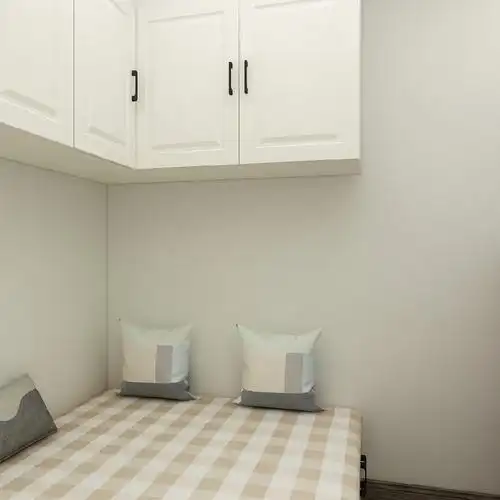 父母房间还是需要一定的储物空间,所有上面做个一排吊柜,方便老人放置