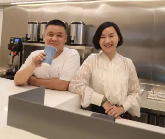 王俊凯爸妈和粉丝合照,凯妈的衣服火遍朋友圈,光明正大宠tfboys