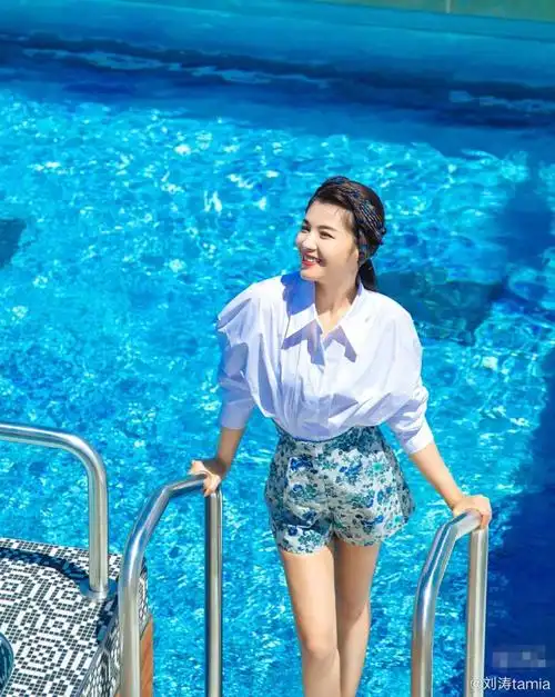 42岁刘涛邮轮上拍大片,裹浴袍半露香肩好性感,泳池边大秀长腿_腾讯